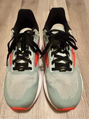 Brooks Launch 9 running shoe, colorway is “Blue Surf/Black/Cherry Tomato" Size 8
